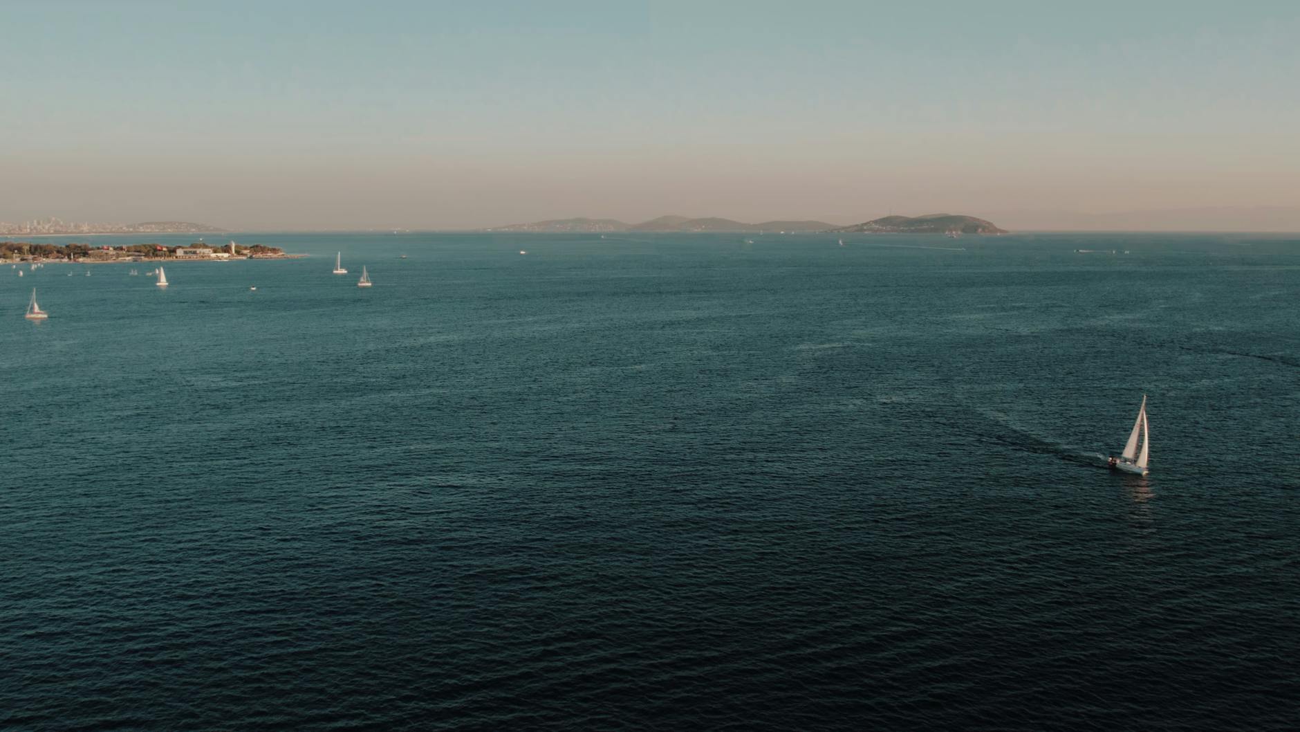 Velero navegando durante el atardecer