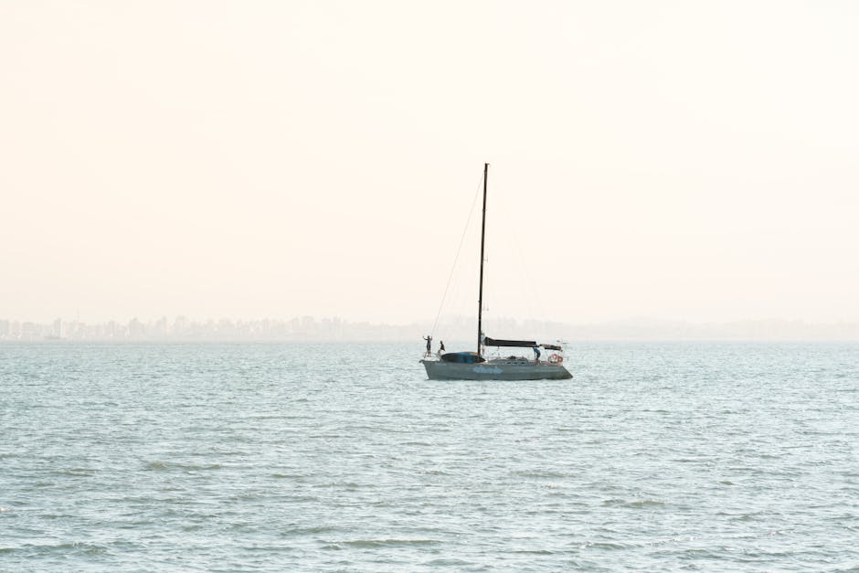 Velero navegando al horizonte